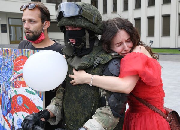 Mulher abraça soldado durante protesto na capital bielorrussa Minsk - Sputnik Brasil