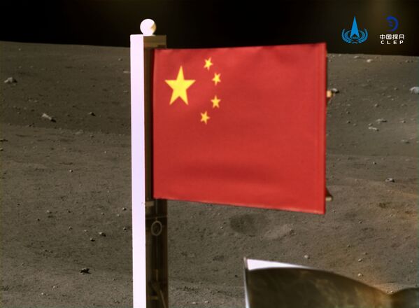 Missão chinesa Chang'e-5 hasteia a bandeira de seu país na superfície da Lua antes de partir do satélite natural da Terra em 3 de dezembro - Sputnik Brasil