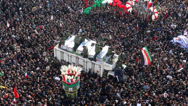 Procissão fúnebre do major-general iraniano Qassem Soleimani, morto no Iraque em 3 de janeiro após ataque organizado por Washington, 6 de janeiro de 2020 - Sputnik Brasil