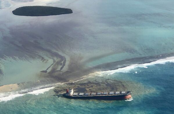 Vista aérea do petroleiro MV Wakashio que encalhou e derramou petróleo nas Ilhas Maurício, agosto 2020 - Sputnik Brasil
