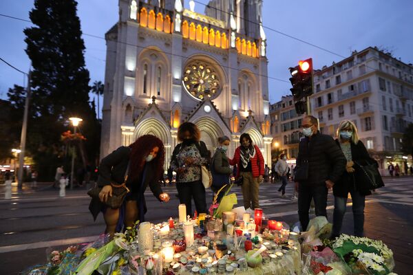 Homenagem é feita às vítimas do atentado de 29 de outubro na Basílica Notre-Dame, na cidade francesa de Nice - Sputnik Brasil