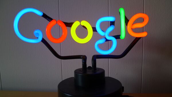 Logotipo do Google em neon. - Sputnik Brasil