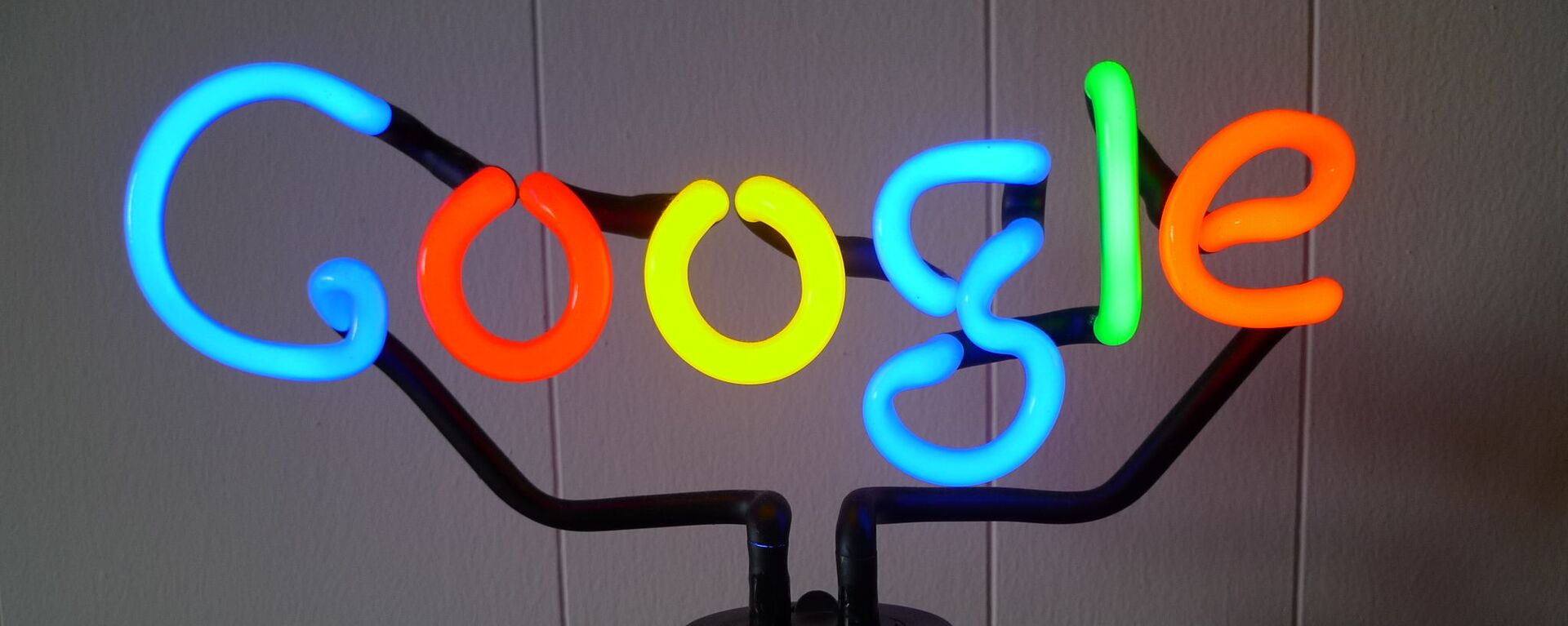 Logotipo do Google em neon. - Sputnik Brasil, 1920, 11.04.2022