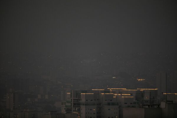 Fumaça no final de tarde em São Paulo, nesta sexta-feira (18) - Sputnik Brasil