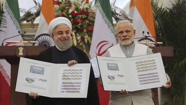Em Nova Deli, na Índia, o primeiro-ministro indiano, Narendra Modi (à direita), e o presidente do Irã, Hassan Rouhani (à esquerda), participam de cerimônia conjunta comemorando o aumento dos laços comerciais e econômicos entre seus países com o lançamento de um selo postal, em 17 de fevereiro de 2018 - Sputnik Brasil