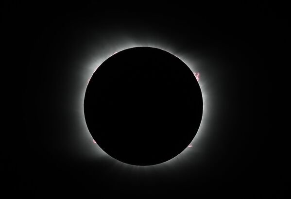 Lua sobrepõe o Sol durante o eclipse solar em Piedra del Aguila, Argentina, 14 de dezembro de 2020 - Sputnik Brasil