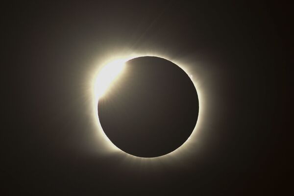 Efeito do anel de diamante é visto durante o eclipse solar total em Piedra de Áquila, Argentina, 14 de dezembro de 2020 - Sputnik Brasil