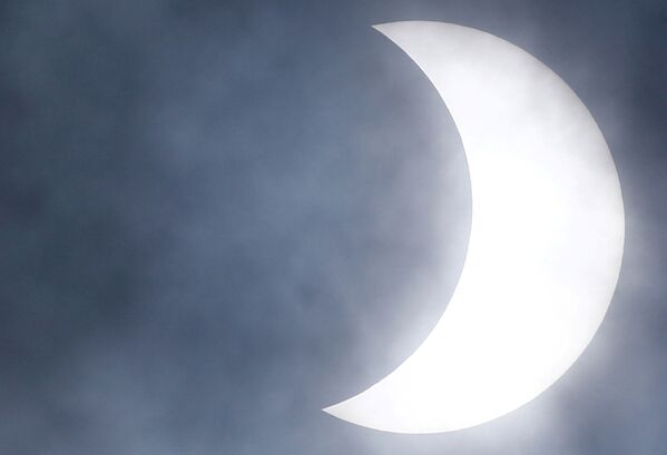 Eclipse solar é visto em Porto Alegre, Brasil, 14 de dezembro de 2020 - Sputnik Brasil
