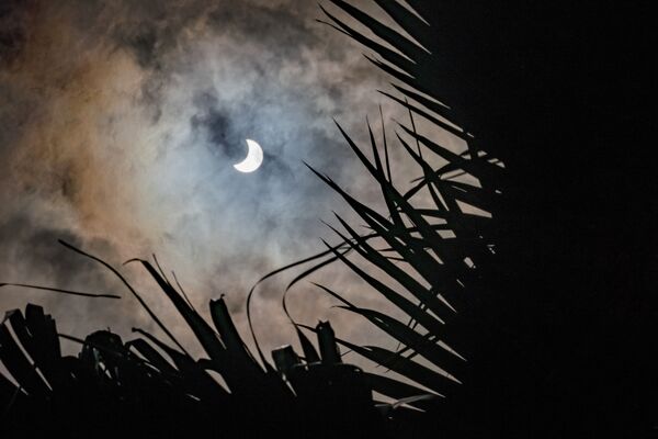 Eclipse solar parcial é visto na cidade de Lages, em Florianópolis, Santa Catarina, na tarde de 14 de dezembro de 2020 - Sputnik Brasil