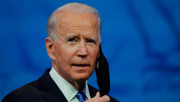 Presidente eleito dos EUA, Joe Biden, retira sua máscara protetora para realizar discurso em rede nacional, Wilmington, Delaware, EUA, 14 de dezembro de 2020 - Sputnik Brasil