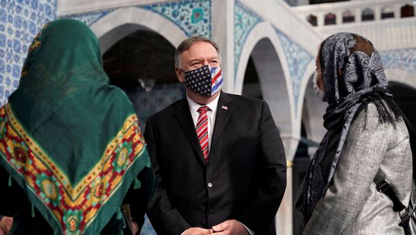 Secretário de Estado dos EUA, Mike Pompeo, em mesquita em Istambul, durante visita à Turquia, 17 de novembro de 2020 (foto de arquivo) - Sputnik Brasil