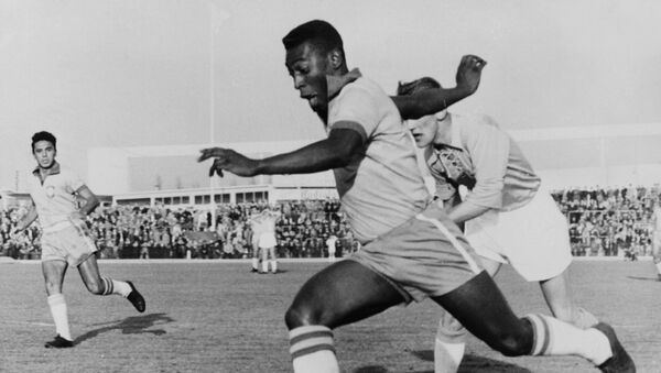 O atacante Pelé dribla zagueiro durante amistoso entre Malmo e o Brasil em 8 de maio de 1960, em Malmo. Pelé marcou dois gols e o Brasil ganhou por 7 a 1 - Sputnik Brasil