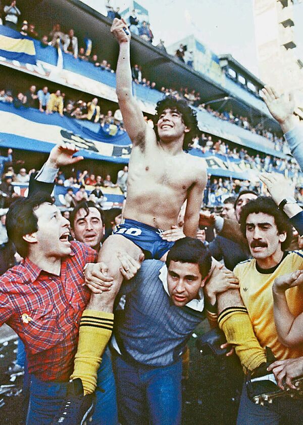 Torcedores carregam Diego Maradona depois de vencer o campeonato com o Club Atlético Boca Juniors no estádio de La Bombonera em Buenos Aires, Argentina, 1981 - Sputnik Brasil