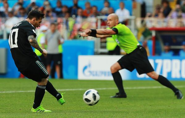 Lionel Messi em partida da Copa do Mundo entre seleções da Argentina e Islândia, 2018 - Sputnik Brasil
