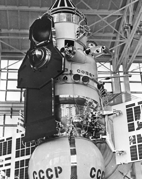 Reprodução de foto da sonda espacial Venera 7 no departamento de montagem e testes da estrutura - Sputnik Brasil