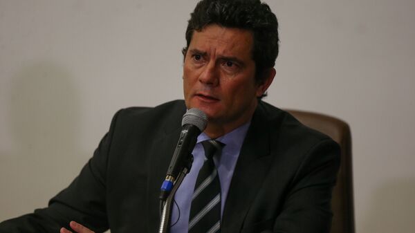  O ministro da Justiça, Sergio Moro, é aplaudido por servidores e assessores após pronunciamento no qual anunciou sua demissão do cargo, após um embate com o presidente Jair Bolsonaro - Sputnik Brasil