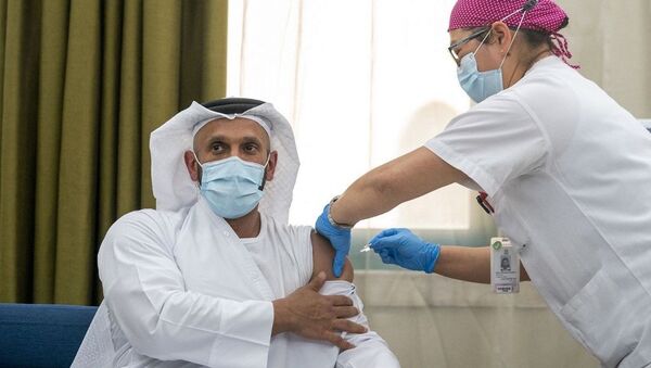 O sheik Abdullah bin Mohammed al-Hamed, presidente do Departamento de Saúde dos Emirados Árabes Unidos, participa do ensaio clínico para a terceira fase de testes de vacina contra a COVID-19 - Sputnik Brasil