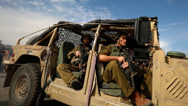 Soldados israelenses em veículo militar durante protestos de palestinos contra presença de Israel na Cisjordânia, 24 de novembro de 2020 - Sputnik Brasil
