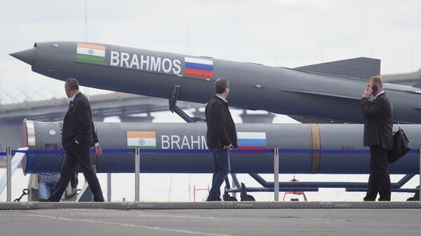 Visitantes caminham próximos do míssil antinavio BrahMos na Rússia - Sputnik Brasil