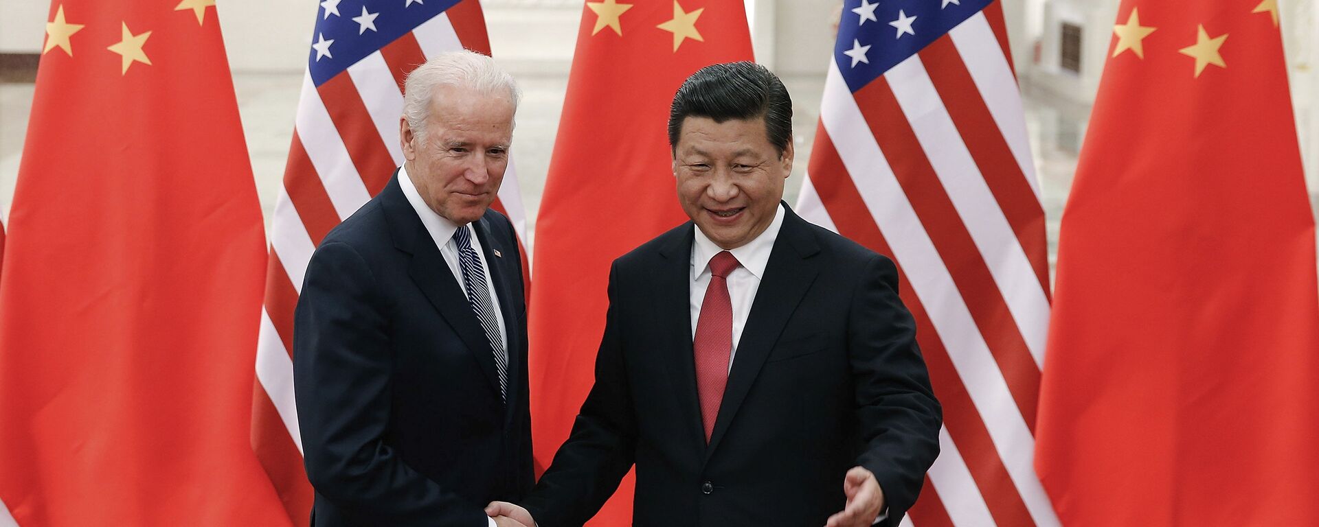 Xi Jinping, presidente da China (à direita), aperta a mão de Joe Biden, então vice-presidente dos EUA, no Grande Salão do Povo, em Pequim, na China, em 4 de dezembro de 2013 - Sputnik Brasil, 1920, 11.11.2021