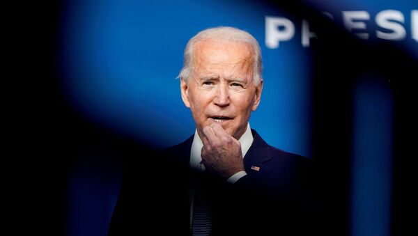 Joe Biden, presidente eleito dos EUA, chega a sua sede de transição em Wilmington, Delaware, EUA, 24 de novembro de 2020 - Sputnik Brasil