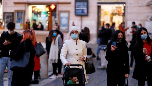Pessoas usando máscaras andam em frente à Fontana di Trevi durante restrições devido à COVID-19 na Roma, Itália, 17 de dezembro de 2020 - Sputnik Brasil