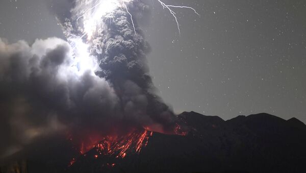 Tempestade elétrica sobre o vulcão Sakurajima, no Japão - Sputnik Brasil
