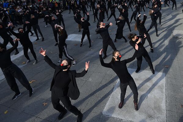 Grupo de 180 dançarinos Les Essentiels dança durante uma performance em 12 de dezembro de 2020 na cidade de Montpellier, França, para protestar contra política de saúde do governo e contra decisões tomadas em relação ao mundo cultural na França - Sputnik Brasil