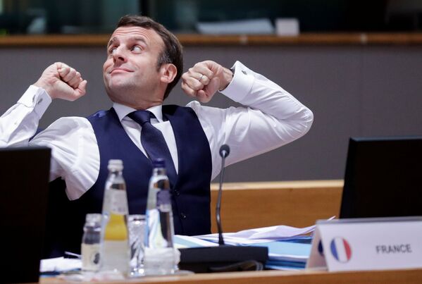 O presidente da França Emmanuel Macron é visto em uma reunião depois da noite de negociações durante a cúpula presencial da UE em Bruxelas, Bélgica, 11 de dezembro de 2020. Durante a cúpula da UE os líderes europeus chegaram a um acordo para responder às preocupações expressadas no pacote de recuperação e concordaram com o objetivo de redução das emissões em 55% - Sputnik Brasil