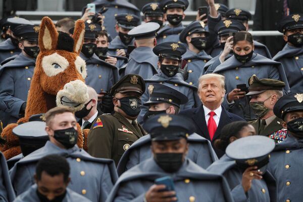 Presidente dos EUA Donald Trump assiste entre cadetes do Exército dos Estados Unidos ao jogo de futebol anual universitário Exército-Marinha no estádio Michie Stadium, West Point, Nova York, Estados Unidos, 12 de dezembro de 2020 - Sputnik Brasil