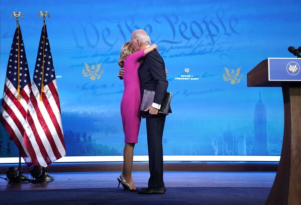 O presidente eleito Joe Biden abraça sua mulher dr.ª Jill Biden depois de discursar sobre o processo de certificação de votos pelo Colégio Eleitoral no teatro Sondheim em 14 de dezembro de 2020 em Wilmington, Delaware, EUA - Sputnik Brasil