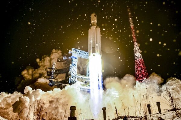 O foguete russo Angara-A5 é lançado desde a base espacial de Plesetsk, no norte da Rússia, em 14 de dezembro. A Rússia realizou o segundo lançamento de seu novo foguete pesado Angara - Sputnik Brasil