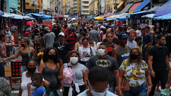 Pessoas andam na rua durante surto da COVID-19 em São Paulo, Brasil, 15 de dezembro de 2020 - Sputnik Brasil