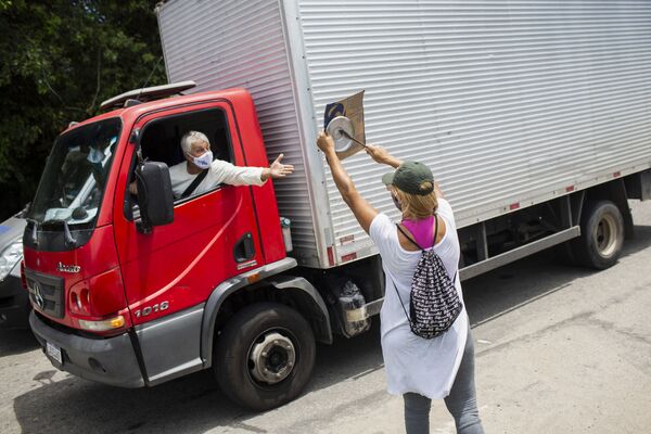 Mulher em Búzios batendo na panela protesta contra imposição de medidas restritivas no município, 18 de dezembro de 2020 - Sputnik Brasil