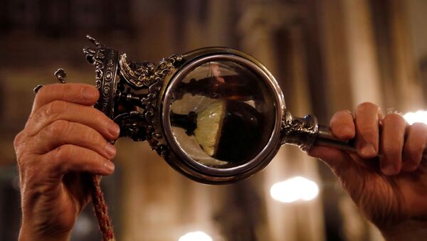 Abade Vincenzo De Gregorio carrega um vial contendo o sangue de São Januário em Nápoles, Itália - Sputnik Brasil