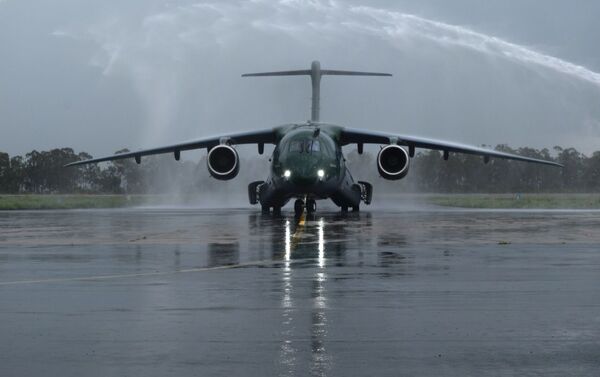 FAB recebe 4º avião de transporte KC-390 Millennium da Embraer - Sputnik Brasil