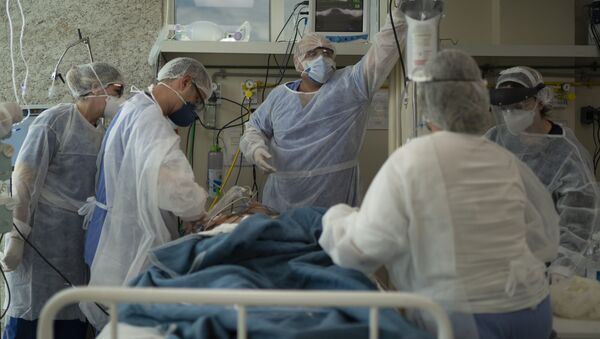 Médicos cuidam de paciente com COVID-19 no Hospital Oceânico de Niterói, na Região Metropolitana do Rio de Janeiro, em 11 de dezembro de 2020 - Sputnik Brasil
