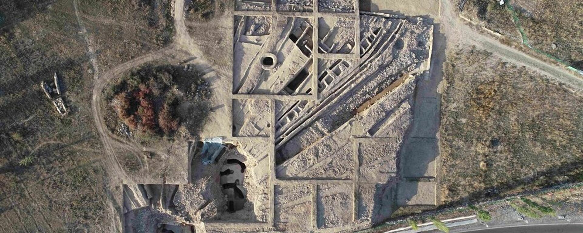 Sítio arqueológico onde a tumba de 3.500 anos foi encontrada na China - Sputnik Brasil, 1920, 30.05.2022