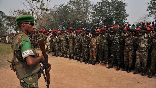 Soldado de Ruanda em frente aos membros das Forças da República Centro-Africana, 5 de fevereiro de 2014 - Sputnik Brasil