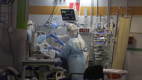 Médicos atendem um homem idoso na unidade de cuidados intensivos de coronavírus, que foi construída em uma garagem subterrânea no Sheba Medical Center, em Ramat Gan, Israel.  - Sputnik Brasil