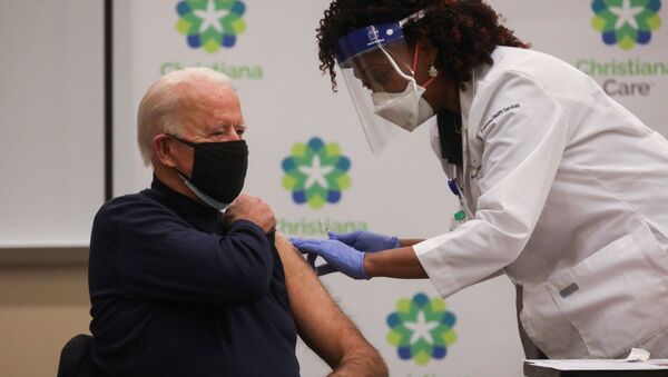 Biden recebe primeira dose da vacina contra a COVID-19 - Sputnik Brasil