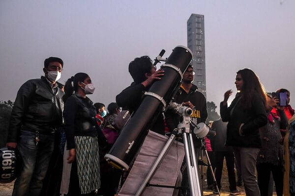 Pessoas ficam em fila para observar o fenômeno raro – grande conjunção entre Saturno e Júpiter em Calcutá, Índia, 21 de dezembro de 2020 - Sputnik Brasil