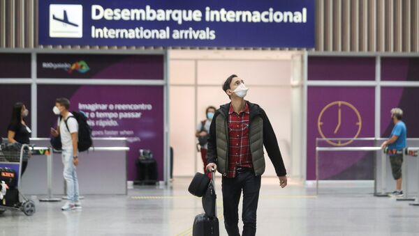 Brasileiro desembarca de voo proveniente do Reino Unido, no aeroporto do Galeão, Rio de Janeiro, 21 de dezembro de 2020  - Sputnik Brasil