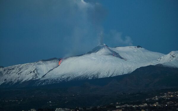 Vulcão Etna entra em erupção criando chafariz de lava em sua cratera sudeste - Sputnik Brasil