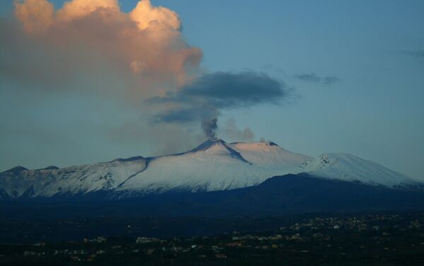 Vulcão Etna cria nuvem de fumaça durante erupção  - Sputnik Brasil
