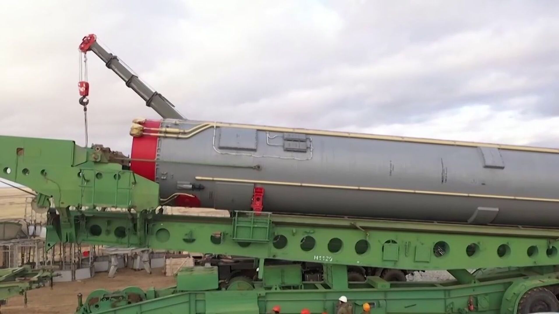 Míssil balístico intercontinental do sistema de mísseis estratégicos Avangard durante instalação no silo de lançamento na região de Orenburgo, Rússia - Sputnik Brasil, 1920, 21.02.2023