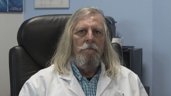 Professor Didier Raoult, diretor do Instituto Mediterrâneo de Infecção posa no hospital La Timone em Marselha, sul da França - Sputnik Brasil