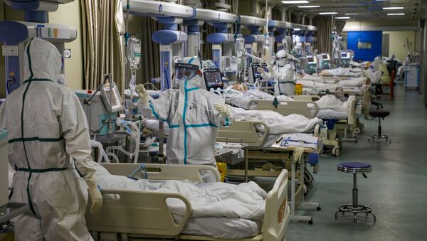 Agentes de saúde em Unidade de Terapia Intensiva (UTI) de hospital em Wuhan, na província de Hubei, China, 6 de fevereiro de 2020  - Sputnik Brasil