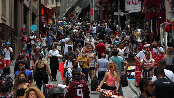 Pessoas fazem compras de Natal na região da rua 25 de março, no centro de São Paulo. - Sputnik Brasil