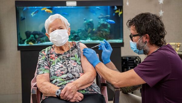 Uma senhora de 90 anos recebe, em Lucerna, a primeira vacina contra o novo coronavírus na Suíça (foto de arquivo) - Sputnik Brasil